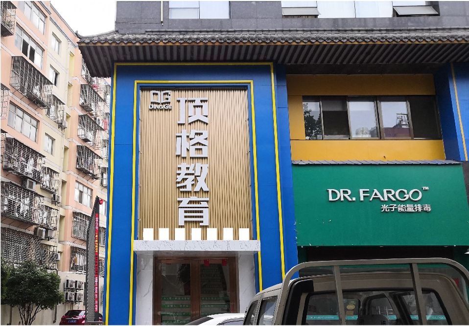 玉龙门头设计要符合门店特色。